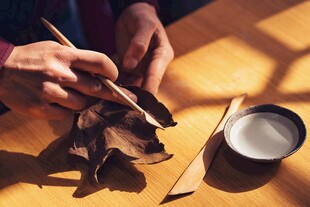 手工皮具制作瞬间