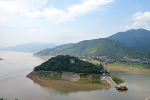江畔青山小岛景致