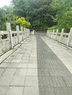 林间石桥步道