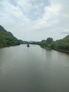 宁静河流与两岸青山景色