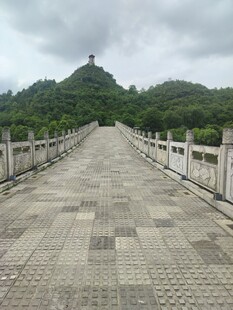 石桥通向青山间