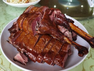 美味诱人的酱卤大鸭腿