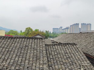 古瓦屋顶与现代建筑相映