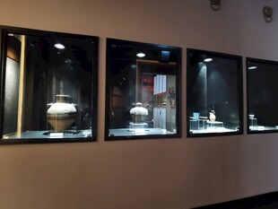 展示柜中的精美展品