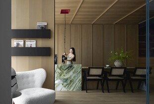 优雅女子于现代风室内场景