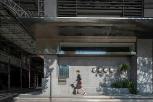 现代建筑下的行人场景
