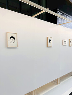 墙上的简约艺术画作展示