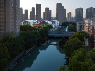 城市河畔风光