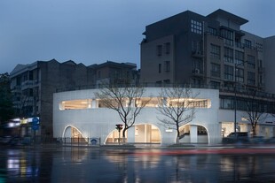 城市夜景中的现代建筑