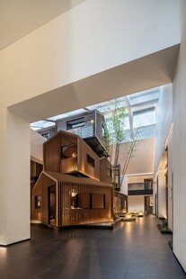 现代建筑内的木质结构空间