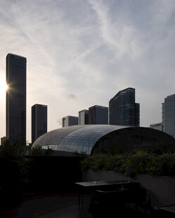 城市天际线与独特建筑剪影