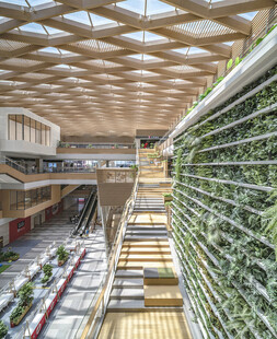 室内绿植装饰的现代建筑空间