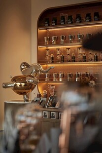 温馨咖啡店的吧台与陈列