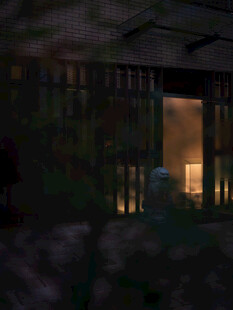 昏暗小屋内透出温暖光亮