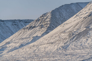 雪覆山峦美景