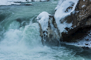 冬日溪流溅雪景观