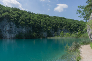 蓝绿色湖泊与葱郁山景