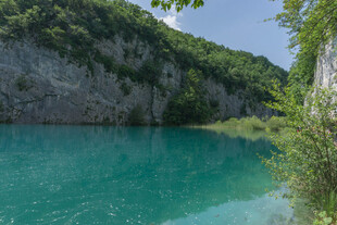 碧绿湖水映青山美景