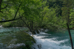 山间溪流