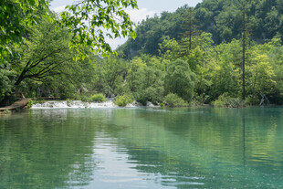 青山绿水间的静谧湖泊