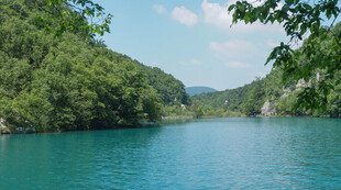 青山环绕的碧蓝色湖泊