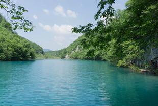 青山环抱的碧色河流