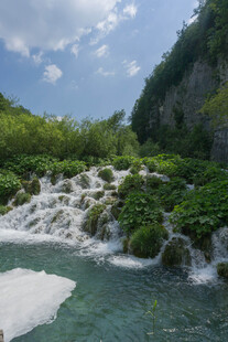 山间潺潺流水的美丽景致