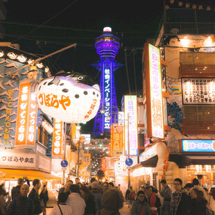 热闹的城市夜间游乐场景