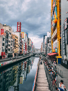 城市河道旁的多彩街景