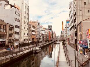 日本城市河畔街景风光