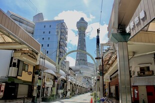 日本街道与远处高塔景观