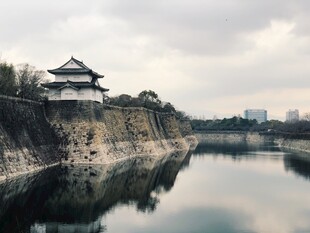 古城墙畔的静谧湖水风光