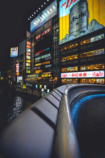 都市夜景霓虹闪烁