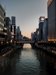 都市河畔黄昏美景