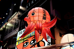 街头可爱章鱼造型装饰物