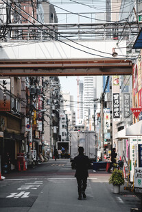 城市街道中行人与过街天桥