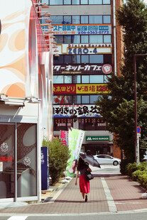 城市街道行人与多彩建筑