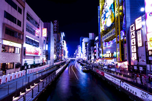 东京夜晚河畔璀璨街景