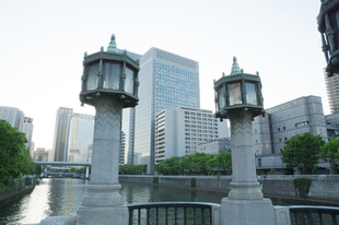 河畔古典灯柱与现代建筑