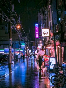 雨夜都市街道的浪漫景象