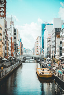 城市河道旁的多彩建筑