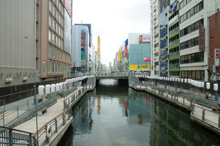 城市河道旁的现代建筑景观