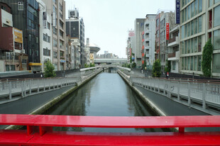 城市中静谧的河道景观