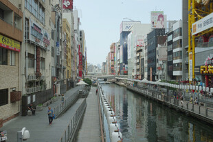 日本城市河畔街道景象