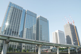 都市高楼与高架桥景观