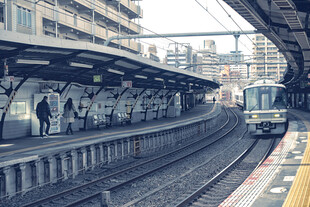 城市火车站台列车进站场景