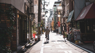 日式街道行人漫步景象