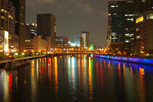 城市河畔夜景璀璨