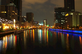 城市河畔夜景绚烂灯光