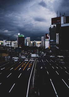 城市夜幕下的繁忙道路